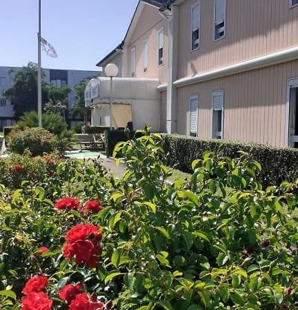 Quick Palace Nantes La Beaujoire المظهر الخارجي الصورة The station's studios are located in the San Fernando Valley.
