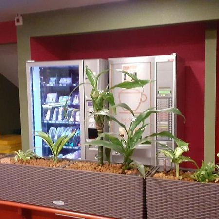 Quick Palace Nantes La Beaujoire المظهر الخارجي الصورة A vending machine in a French train station
