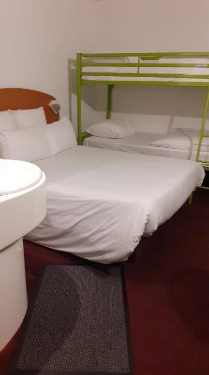 Quick Palace Nantes La Beaujoire المظهر الخارجي الصورة A bed with a mattress