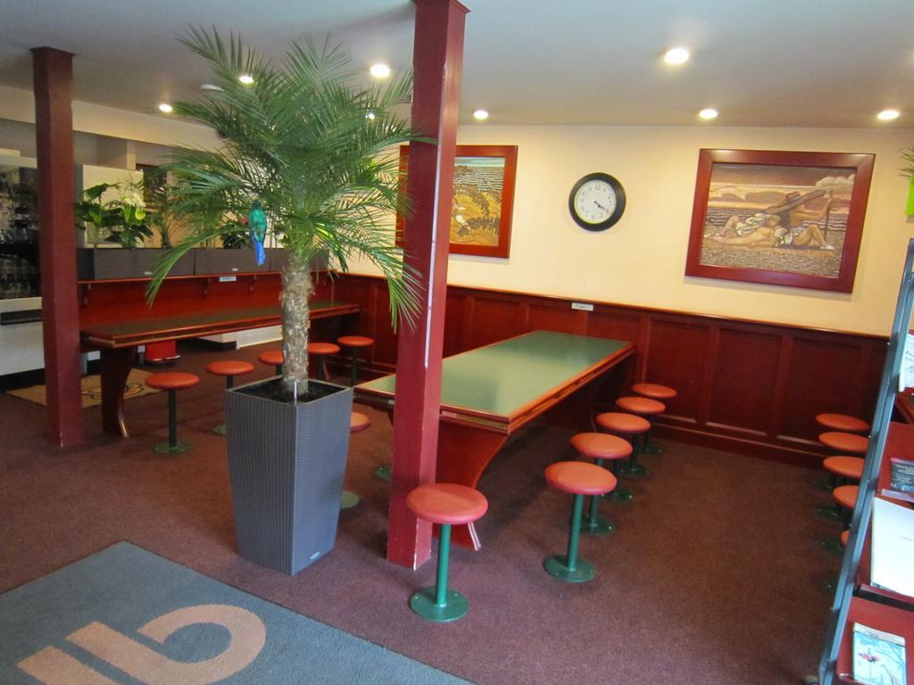 Quick Palace Nantes La Beaujoire المظهر الخارجي الصورة Interior of a typical McDonald's restaurant